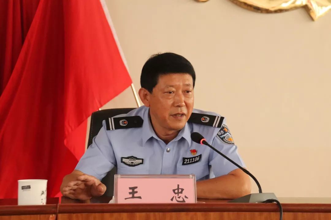 县应急管理局副局长李忠伟就矿山安全生产管理工作讲了意见.