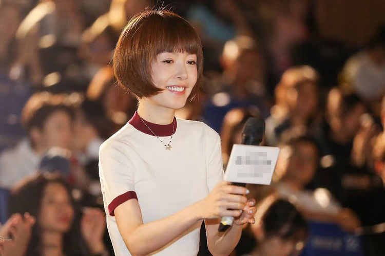 原创鲁豫近照气质佳,穿白t配格子裤休闲随意,齐刘海bobo头好减龄