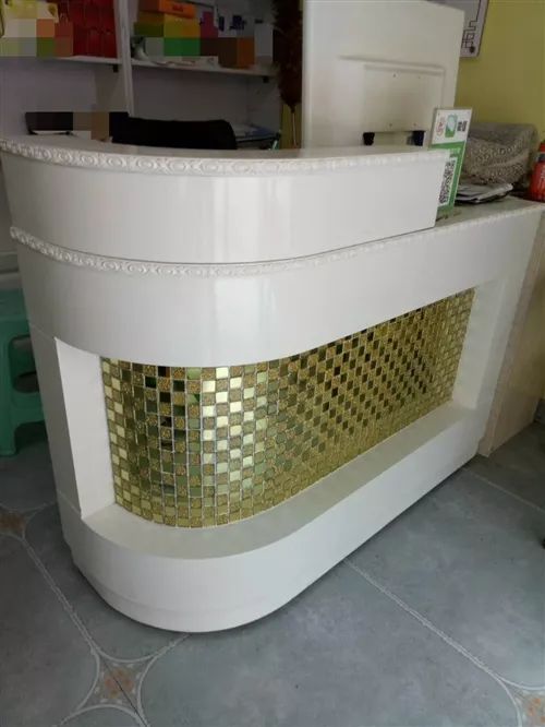 详细信息:门面到期,收银台,展柜,小儿推拿床处理了,价格面议.