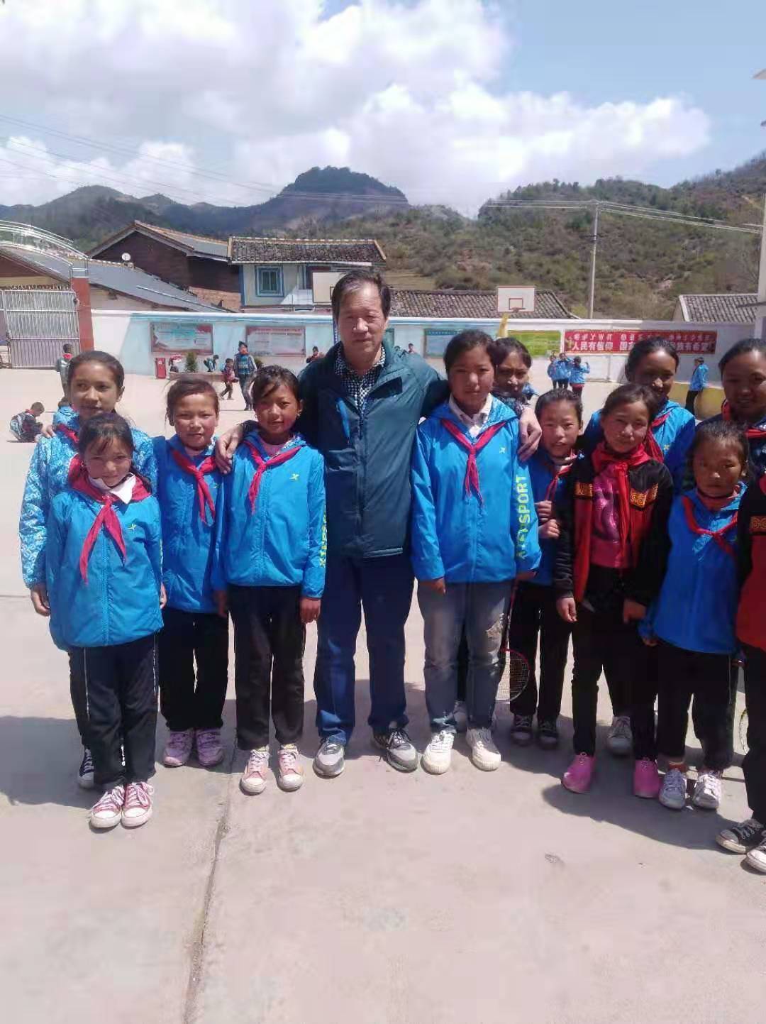 路 在魏树山脚下闪闪发光