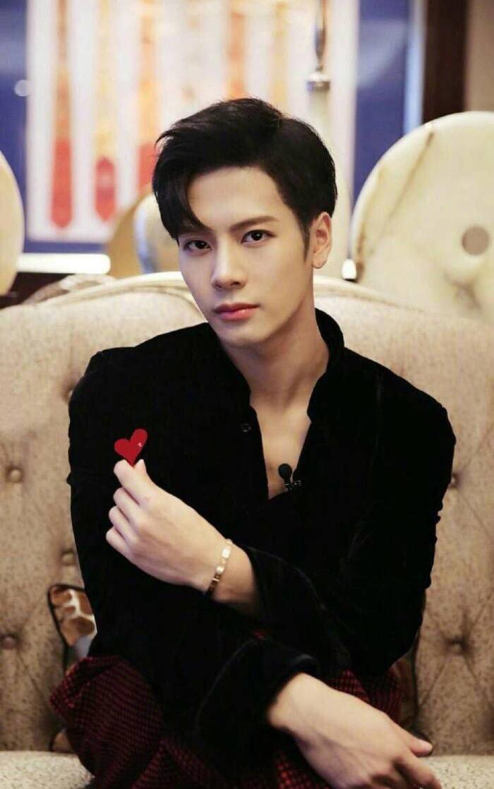 王嘉尔白敬亭大秀肌肉互相diss对方不穿衣服展现别样兄弟情