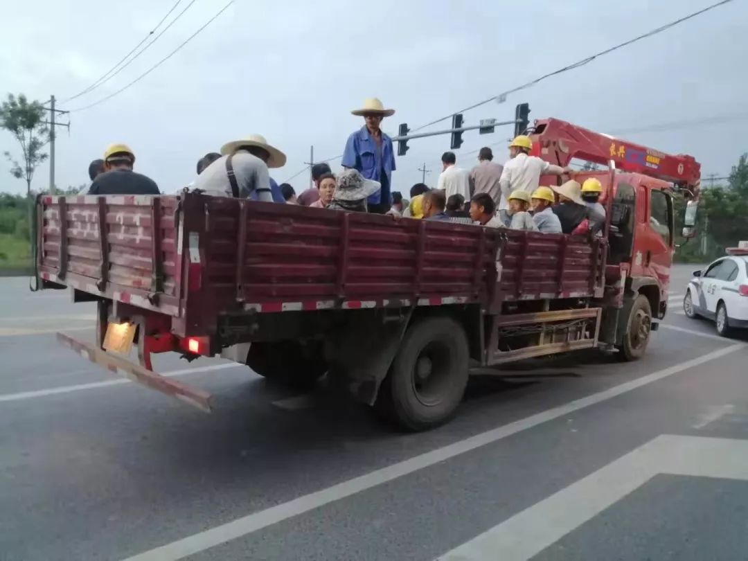 十一中队民警巡逻至观岑公路时,发现一辆车牌为鄂e57021的重型货车