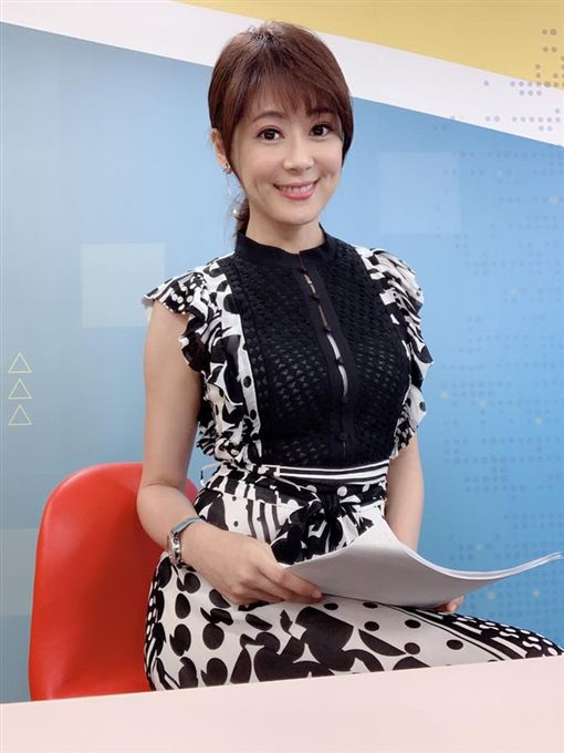 原创女主播太疯狂脚踏两只船财经界的大佬都是她的囊中物