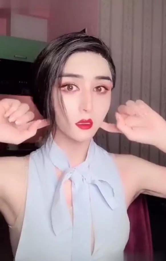 是一名演员,名叫夏冰,如果不听说话真就觉得他是个女的,反串的很成功