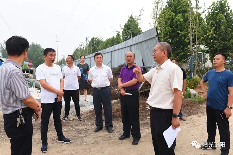 7月17日早上,县委副书记边镇西带领县委办,爱卫办