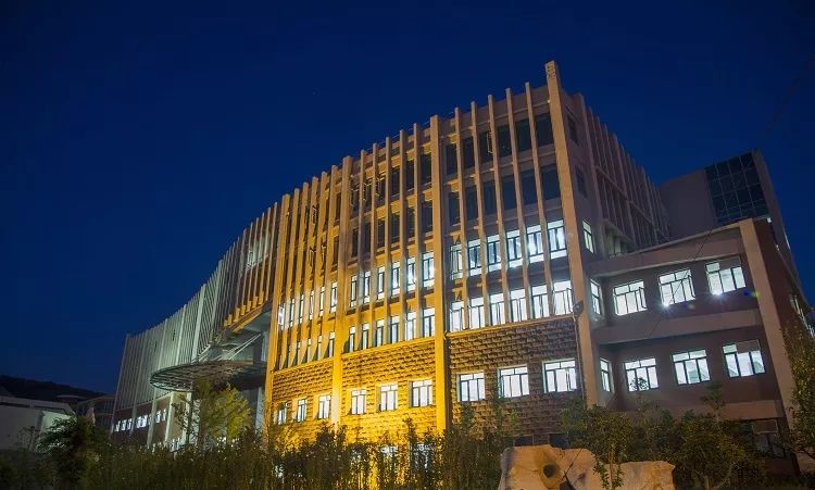 济南大学泉城学院7月30日专科志愿填报这有一所坐落海边风景秀丽的