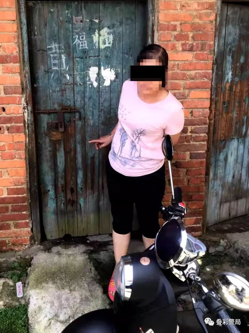 嫌疑人指认作案地点目前,犯罪嫌疑人李某已被公安机关依法刑事拘留