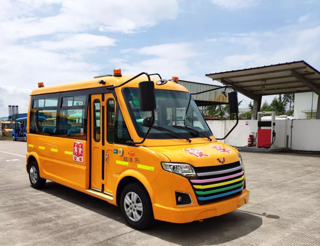 新品上市首批五菱国六校车顺利发车