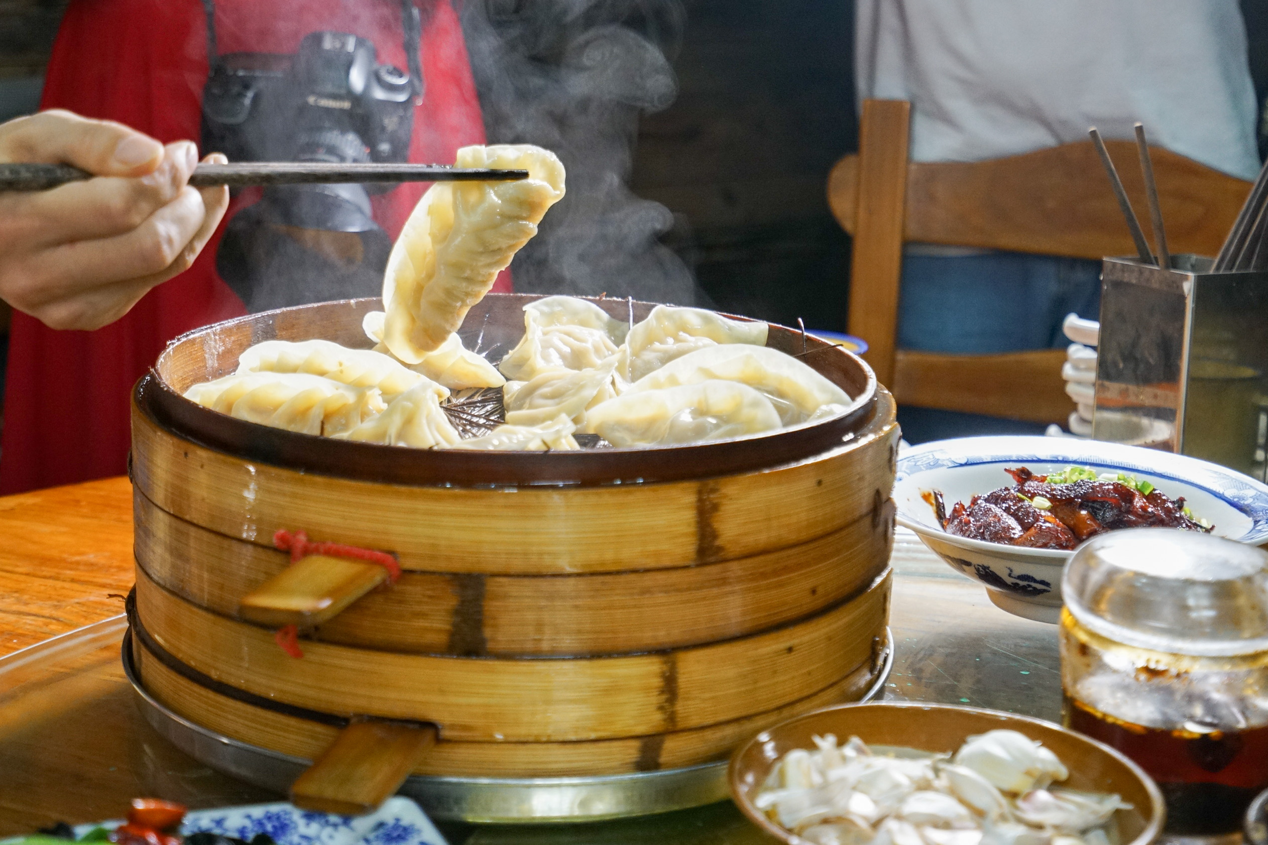 郑州这家百年老字号卖的蒸饺足足有7种口味,连蔡澜都特地来吃