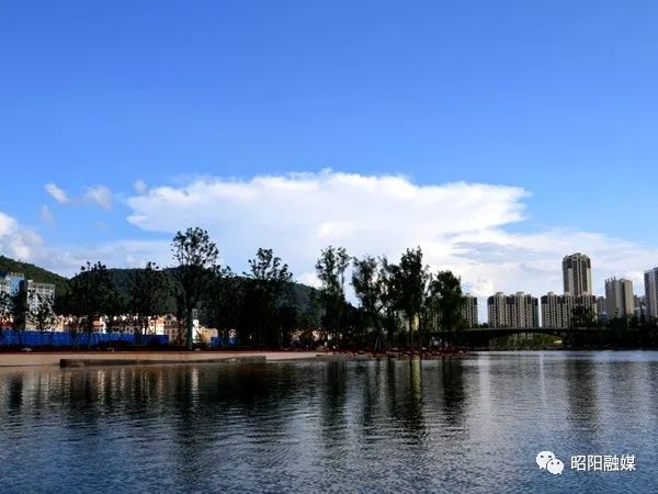 昭通烏蒙水鄉公園兩個湖區蓄滿水,五小門前的橋樑主體工程建設已完工.