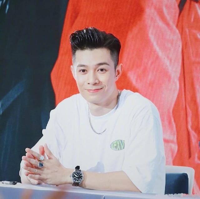 原创周柏豪发型太帅了两边铲青中间留长很酷准备换发型的男生马住