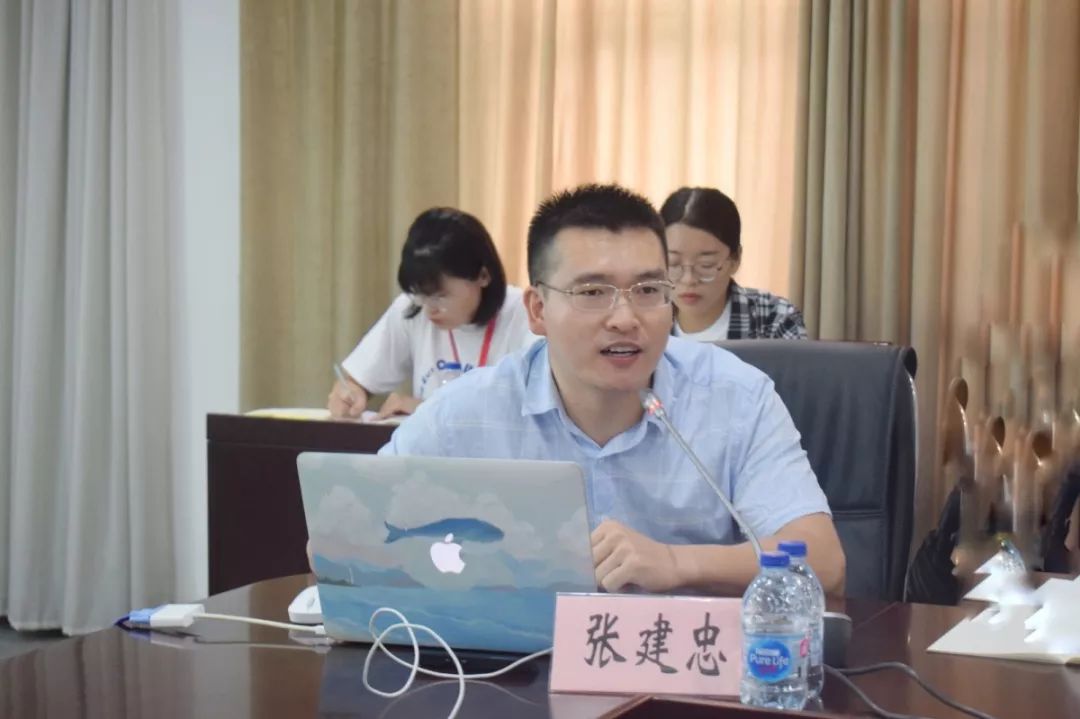 上午,马克思主义学院青年教师张建忠为营员们作题为"文化比较视野中的