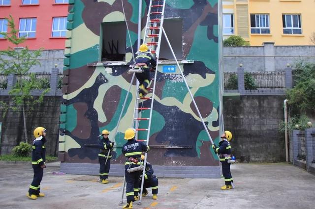 广元消防梁沙坝中队开展攀登15米金属拉梯操训练