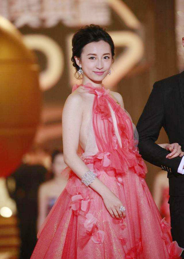 一方吐槽怕辛苦别做演员,一方回击善搬是非_龚嘉欣