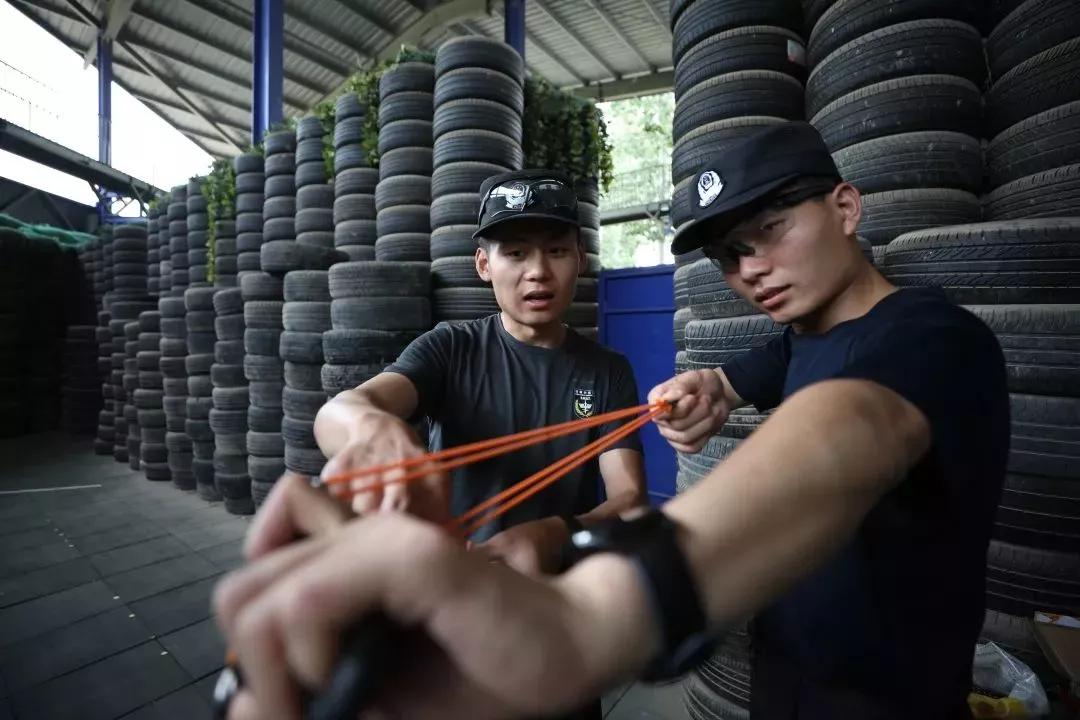 训练间隙,队员们取长补短,交流学习心得建议北京处特警支队将弹弓神技
