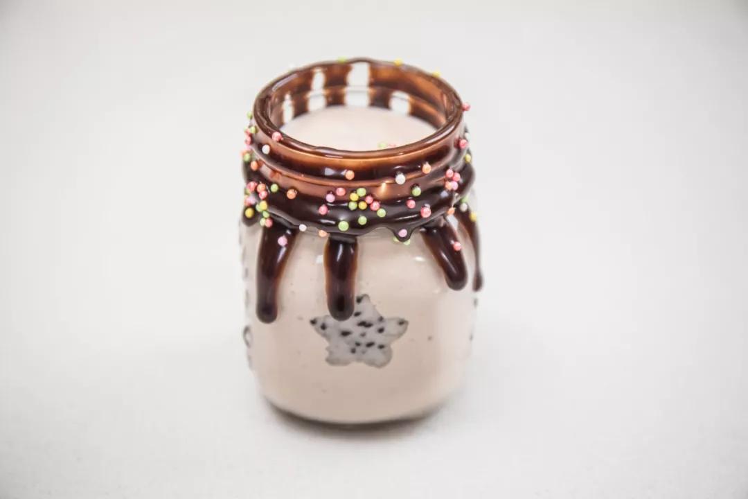 5,在杯口边缘挤一圈巧克力酱.