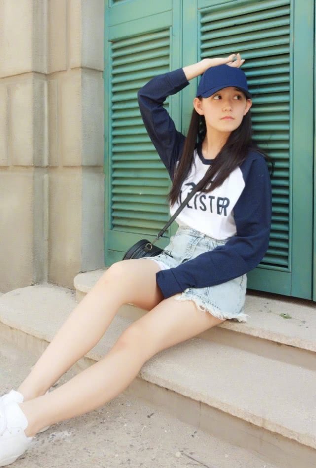 蒋依依喜提中戏录取通知书还没入学穿t恤热裤早已美成校花