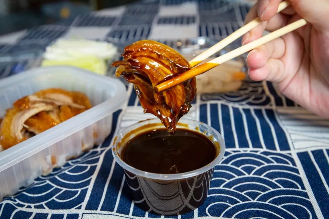 8元套餐配有:果木烤鸭,椒盐鸭架,秘制烤鸭甜面酱,荷叶饼,黄瓜条,京葱