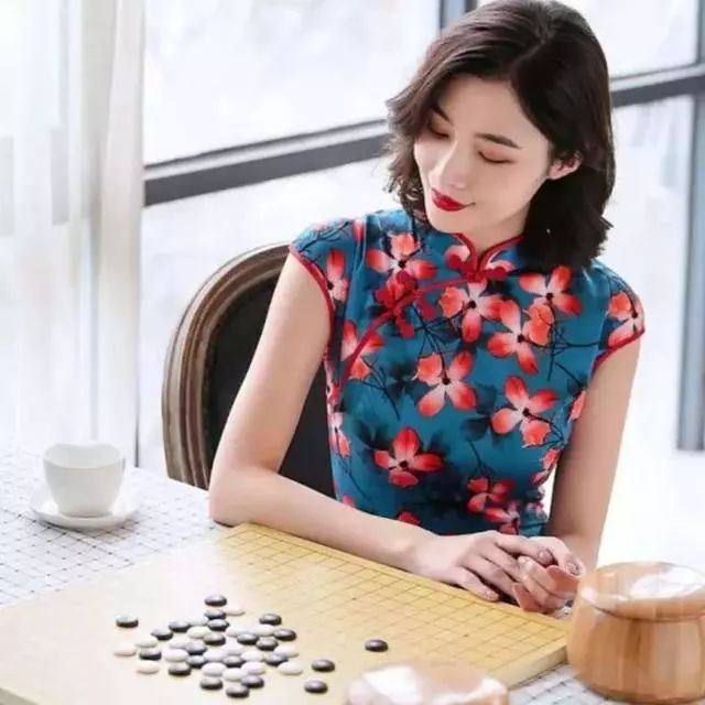 穿一合體真絲旗袍,做一琴棋書畫精通女子_氣質