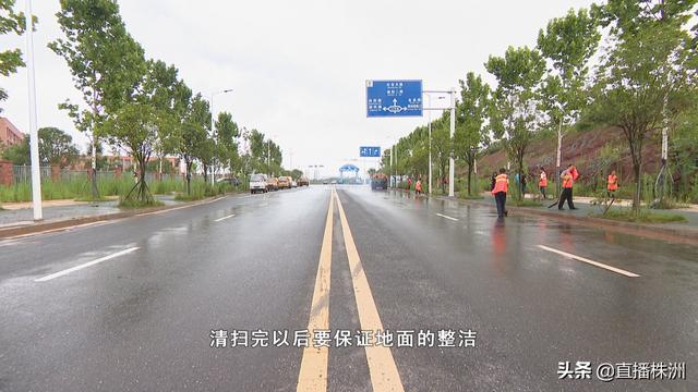 株洲市荷塘區:人行道清淤 方便百姓出行