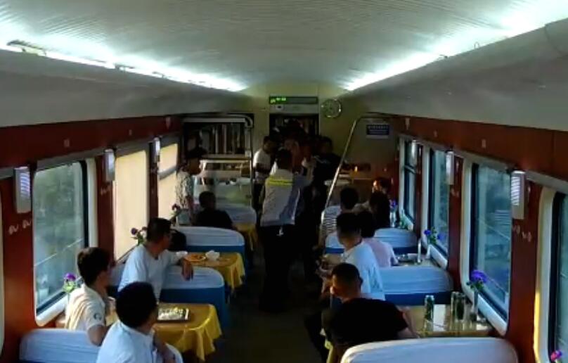 醉酒乘车殴打乘客及列车长男子列车滋事被依法拘留