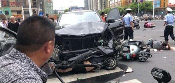 太可怕了江苏常州严重车祸奔驰车连撞多辆电动车致3死10伤