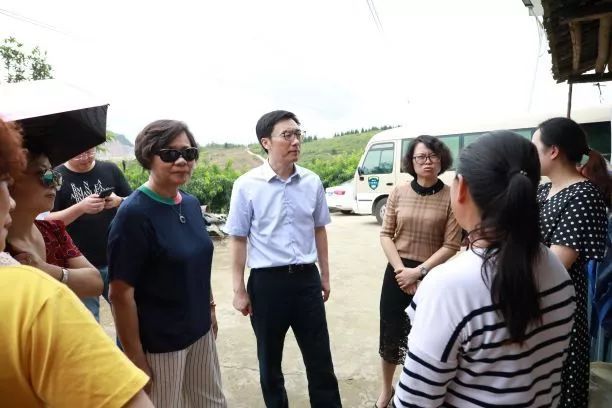 太仓市璜泾镇女企业家协会到我县开展助学捐赠活动