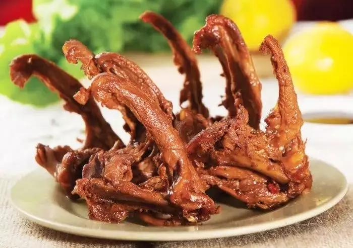 让人惊喜的就是酱菜了 全部都是店内自己加工制做 肉多又入味 鸭锁骨