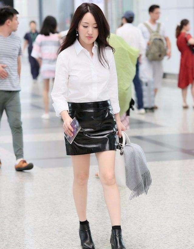 48岁杨钰莹太高调!镂空白衬衫玩下衣失踪,158身高气质不一般
