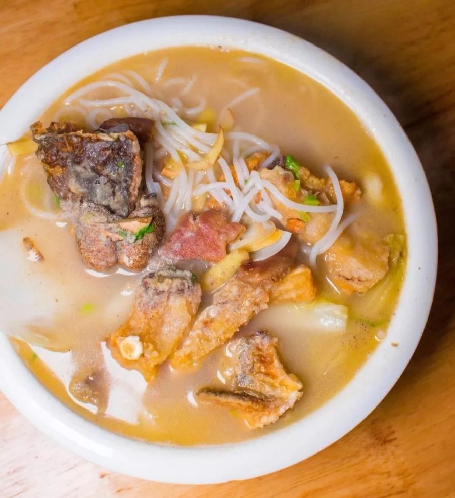 苏坂鱼粉当然是来一碗美味的苏坂鱼粉啦中午吃啥呀我想吃午饭!