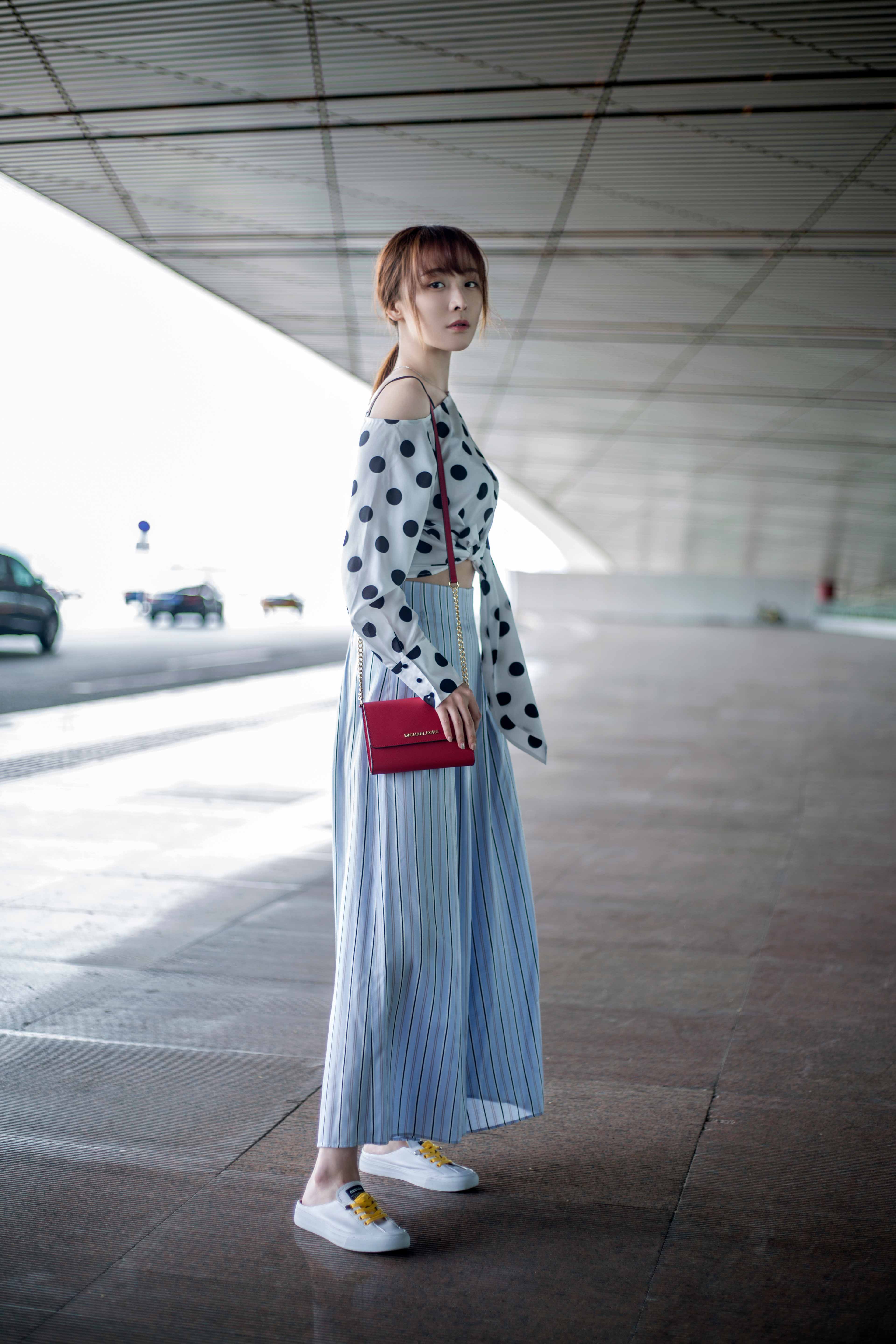 李曼夏日私服曝光 清爽自然尽显活力_阿宁