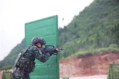 特战队员精准射击口令下达,特战队员如豹子般冲向射击位置举行特战