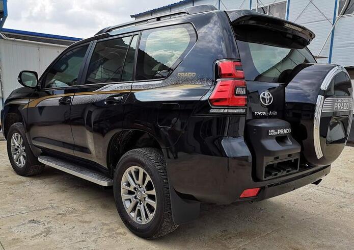 首台新款顶配丰田普拉多提车颜值大增不输途锐酷黑色真霸气