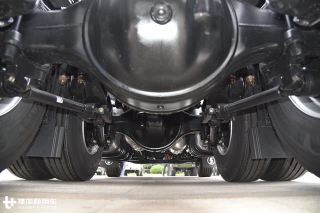 陕汽新出的高端重卡x5000实拍配增强版潍柴发动机自重仅84吨