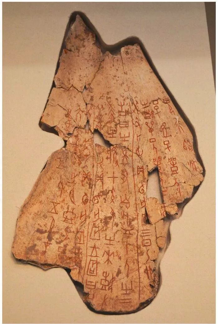 殷商时期,李利贞之父理徵在担任理官时期执法如山,忤逆了商纣王的旨意