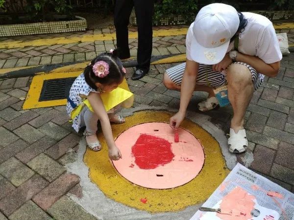 树华美术在小区共同举办了"社区因我更出彩"井盖艺术涂鸦活动