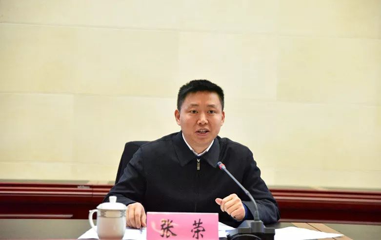 四川省委副秘书长杨天宗主持会议,省委组织部副部长邓涛宣布了省委有