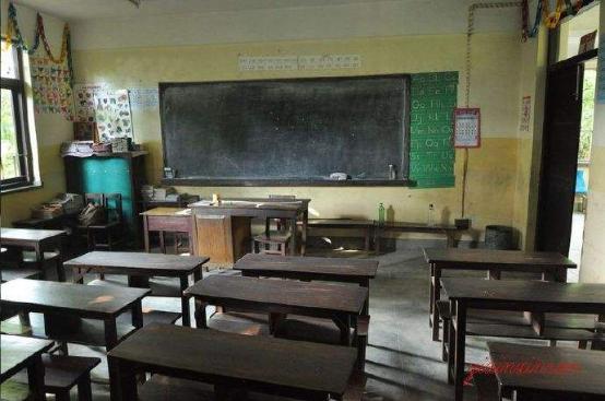 遥想笔者当年,正读中小学,一间不算大的教室中,塞进7,80名学生,教室里