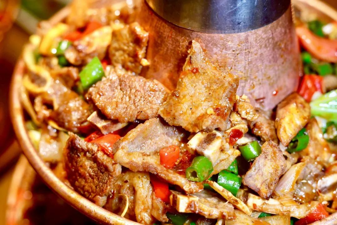 由于牛仔骨是取自牛胸肋骨部位的,因此肉质结实,带骨肉嚼起来十分带感