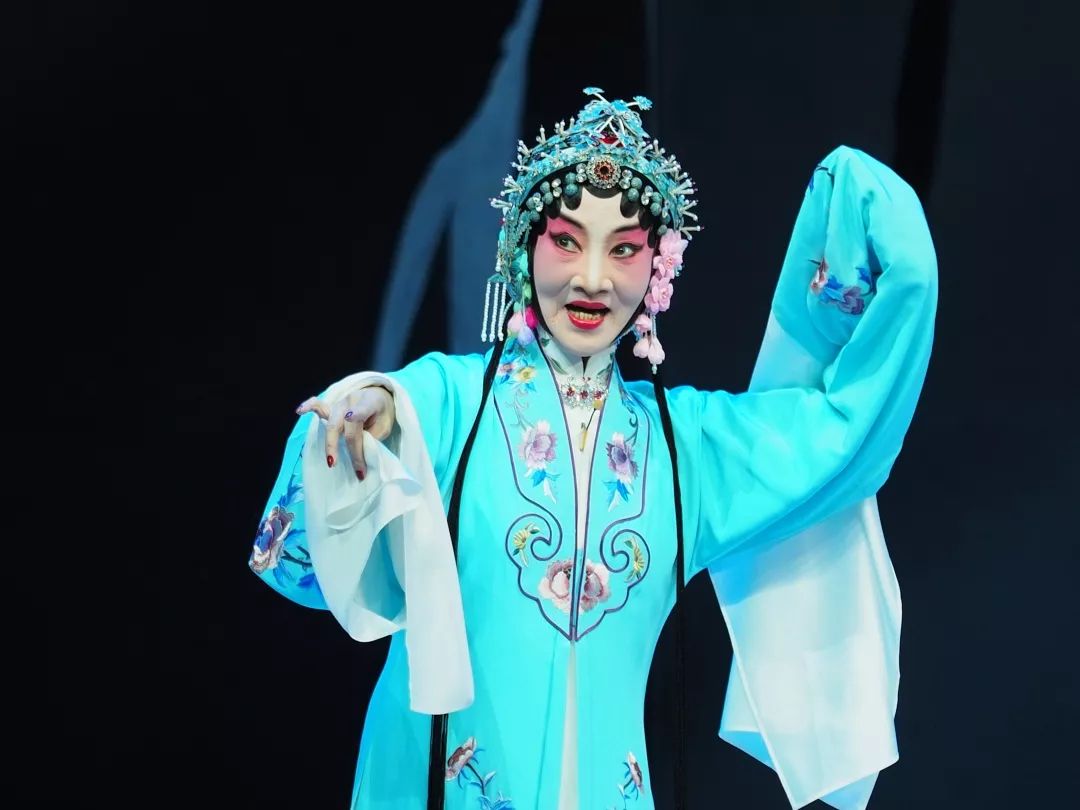 沈世华(世字辈)演出《寻梦》一折胡娉(万字辈)演出《写真》一折王奉梅