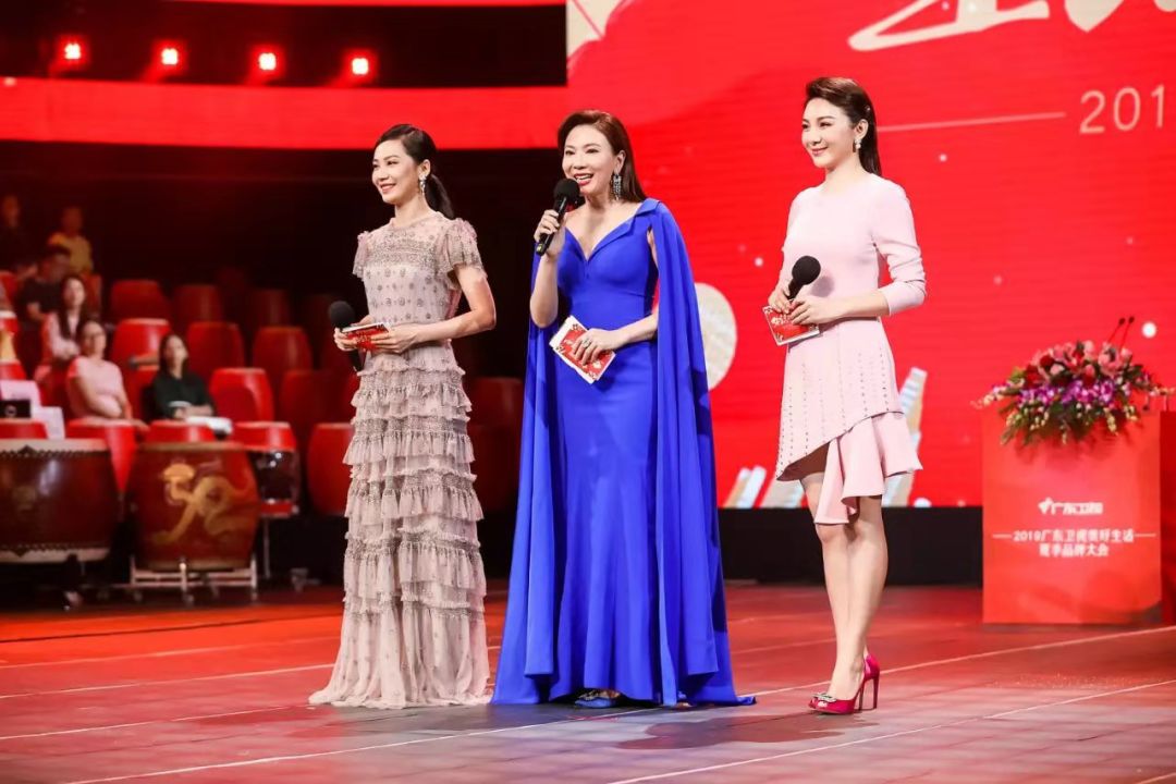 (从左至右)郭蕾,邓璐,李佳广东卫视文化传播有限公司总经理王世军表示