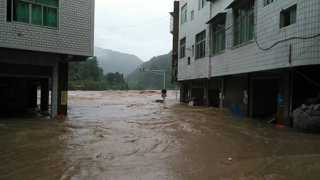暴雨再袭通江多条道路中断多班客车停运