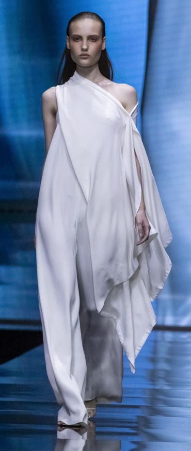 时尚服饰再看缠绕式设计与时尚结合美丽非凡