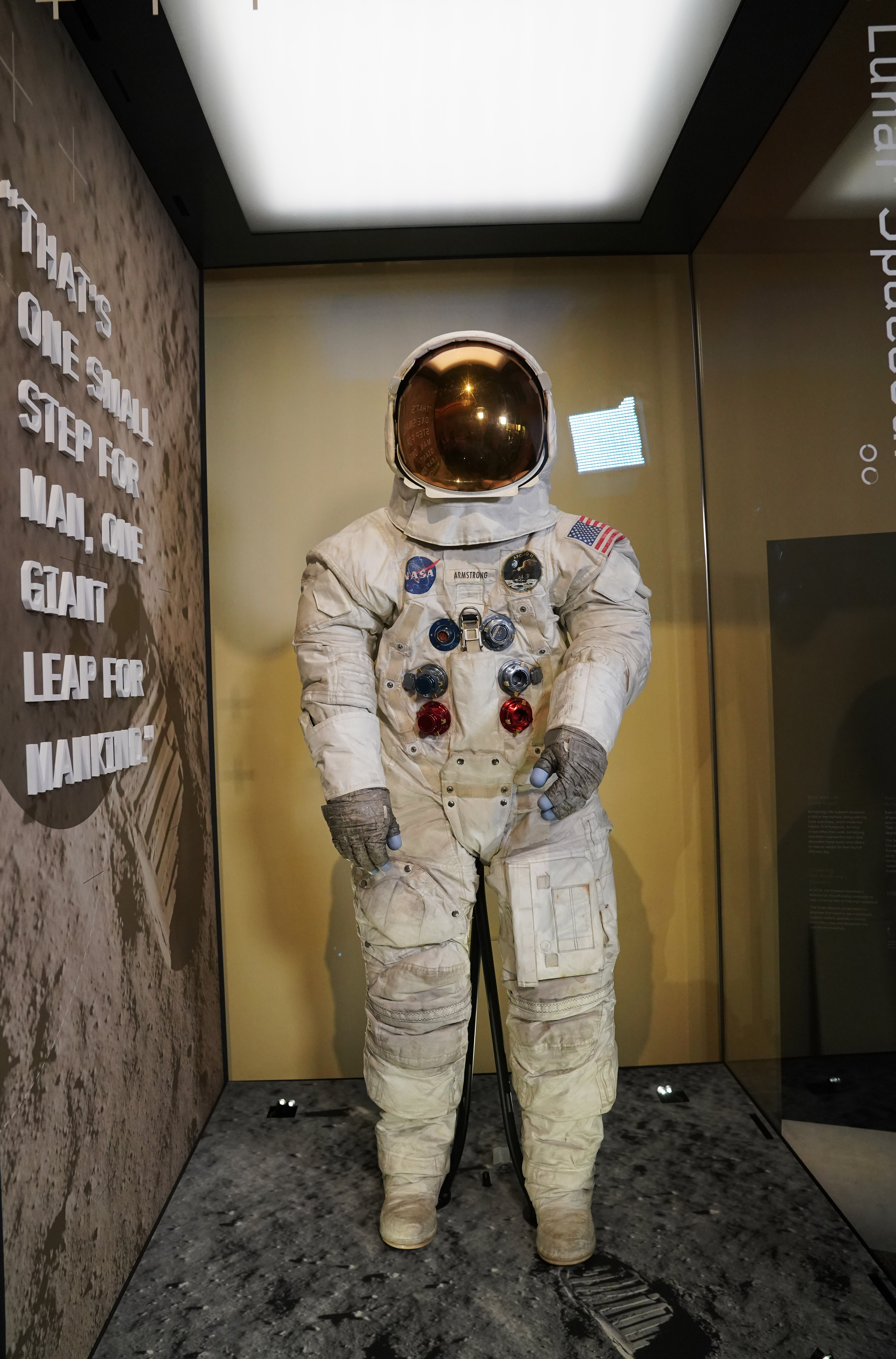 阿姆斯特朗登月宇航服重新与公众见面