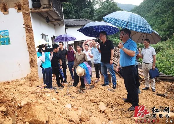 督查现场督查现场谢志军先后来到湖口镇杨柳村,湖口村,北斗村等受灾地