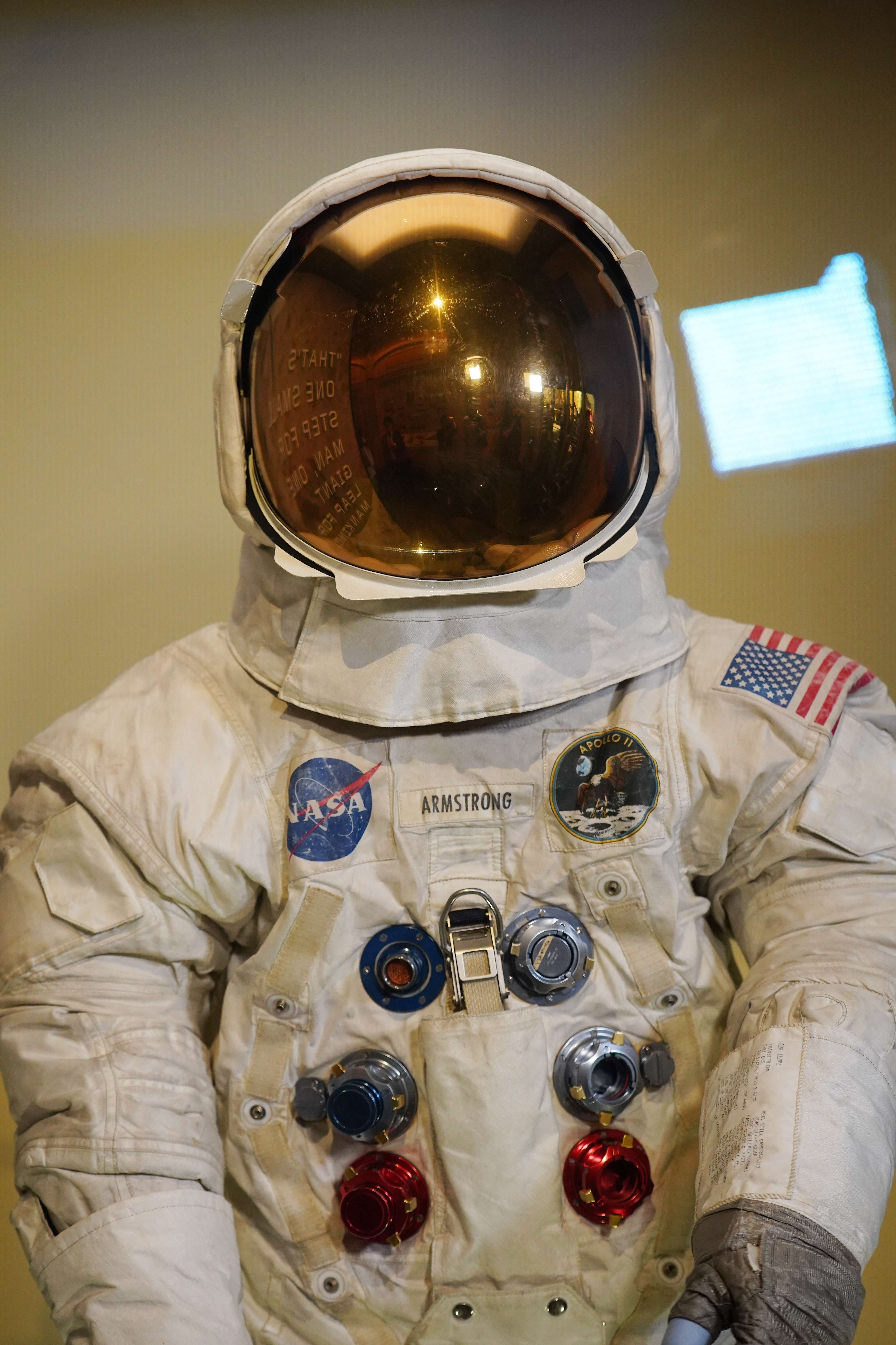7月16日,在美国华盛顿的国家航空航天博物馆,美国宇航员阿姆斯特朗