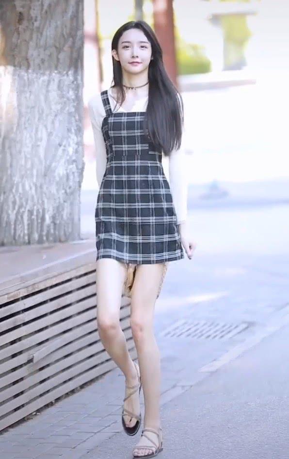 艾比现身街头跳舞身穿背带裙尽显萌妹本质男生这次真的爱了