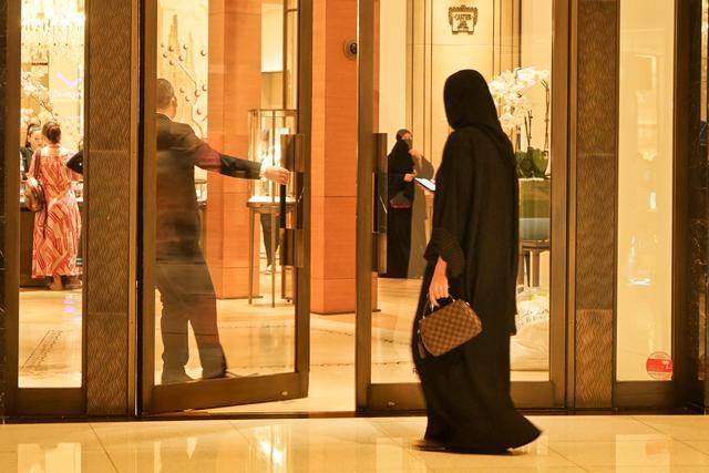 原创世界上最败家女人迪拜女人天天逛爱马仕却穿同款黑色衣服