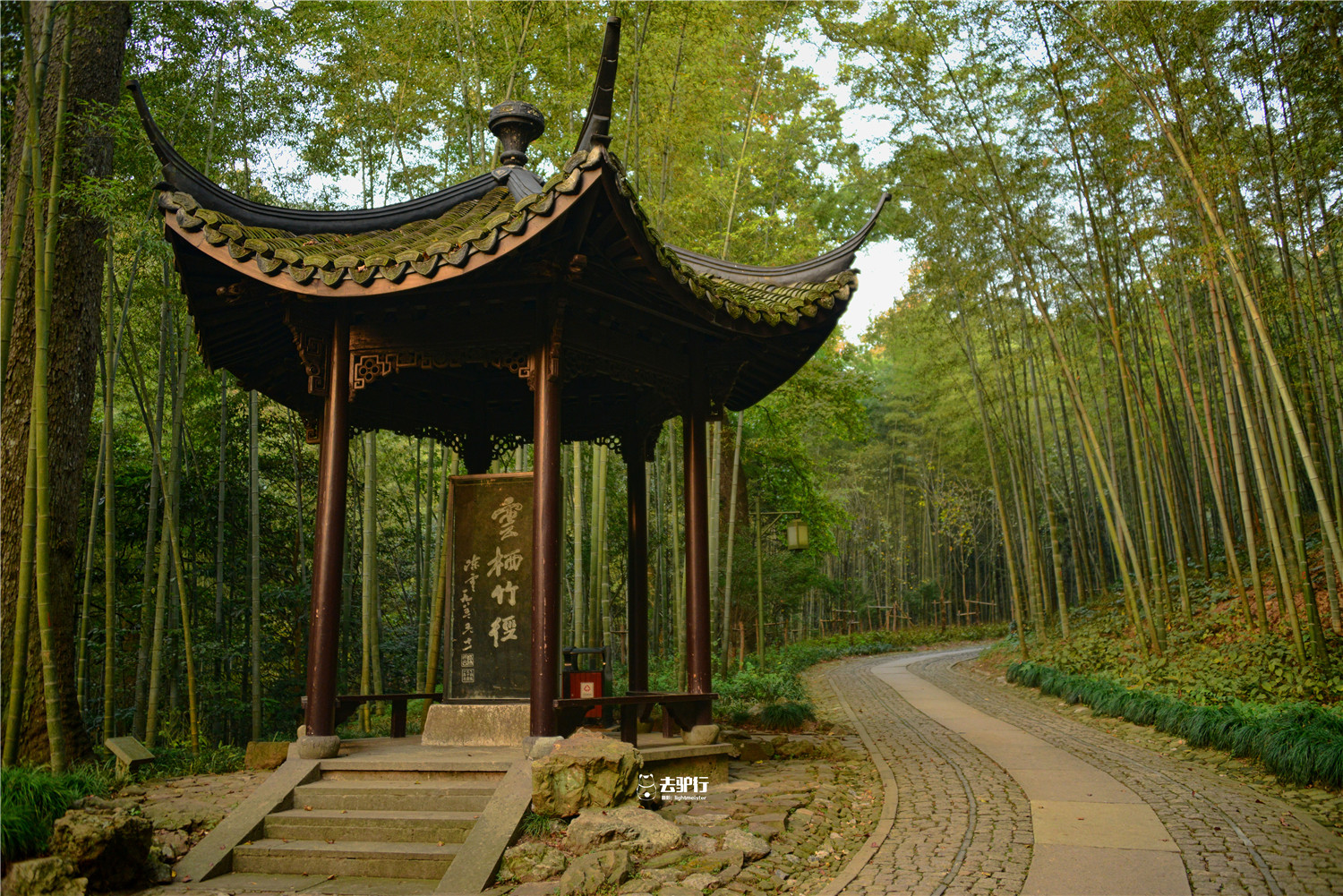 竹林里还有风格迥异的几个小亭子,有洗心亭,"云栖竹径"碑亭,双碑亭,兜