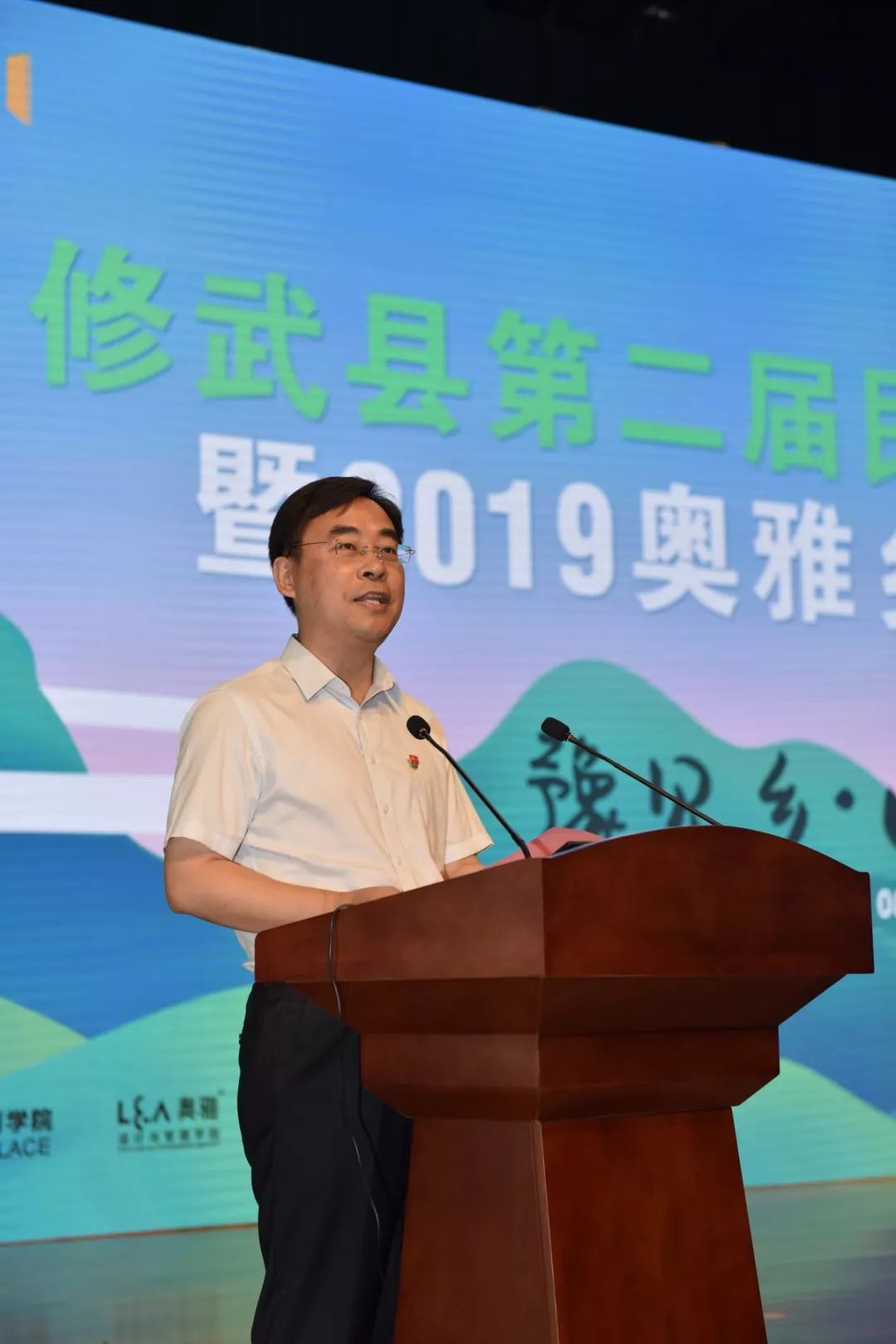 郭鹏书记提出:目前我们正处在中国经济转型的背景下,美学已经不再是最